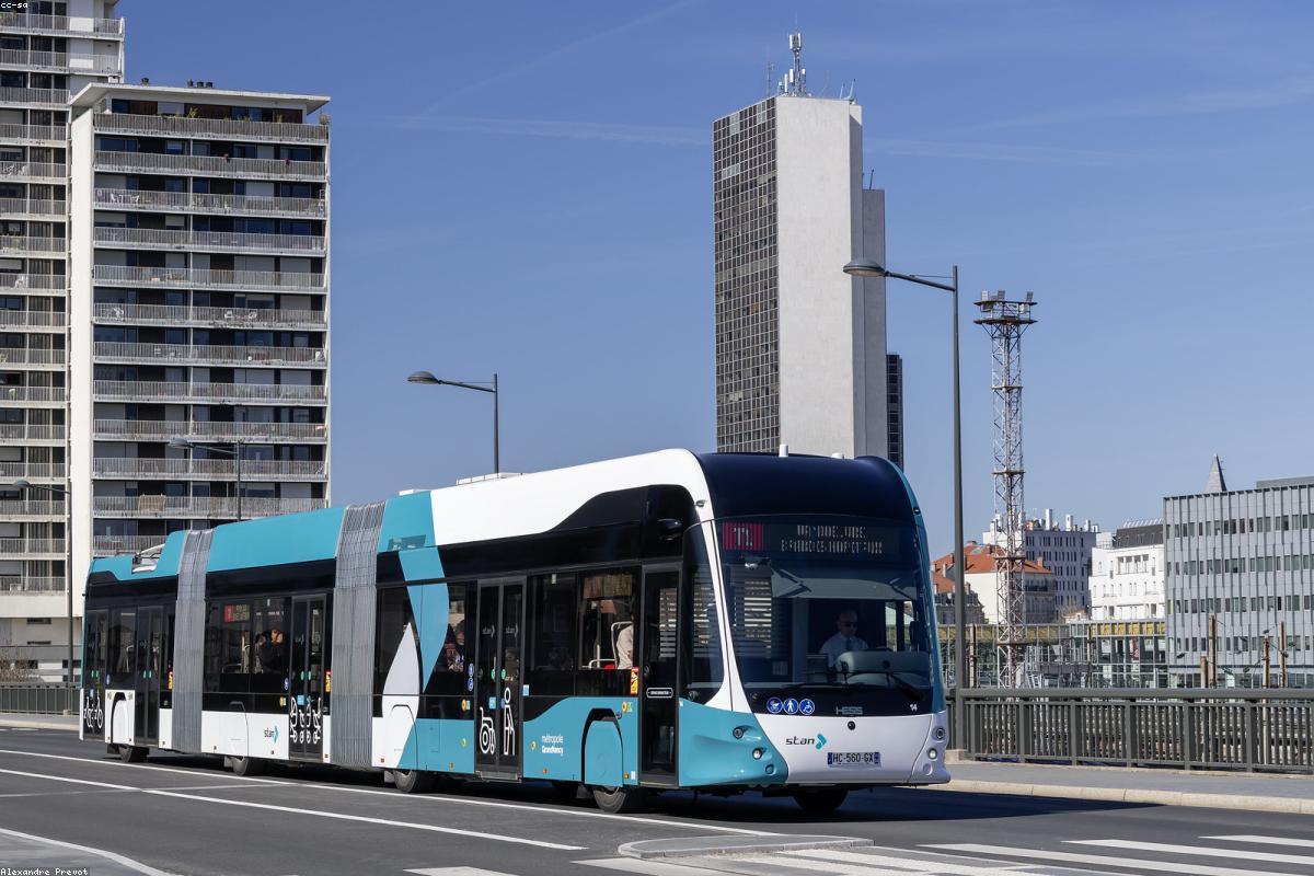 Modératrice au pupitre relançant un débat en plateau